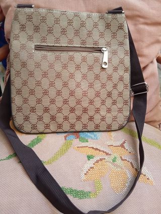 Bolso bandolera beige y marrón