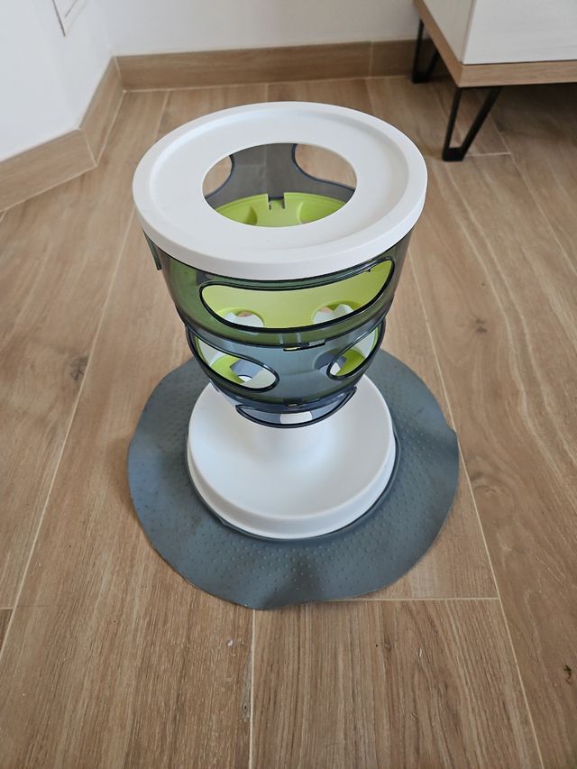 Comedero interactivo para gato