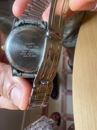 Reloj Casio dorado y plateado