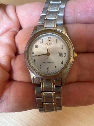 Reloj Casio dorado y plateado