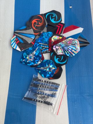 Plumas dardos 12 uds. + shafts