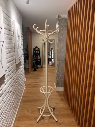 Perchero blanco de madera