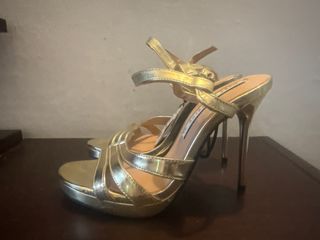 Sandalias Zara doradas tacón alto 35