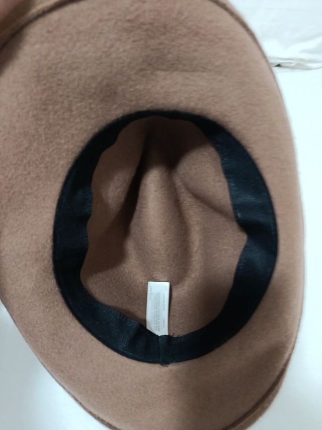 Sombrero marrón de fieltro