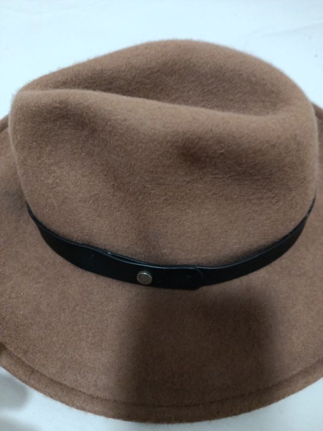 Sombrero marrón de fieltro