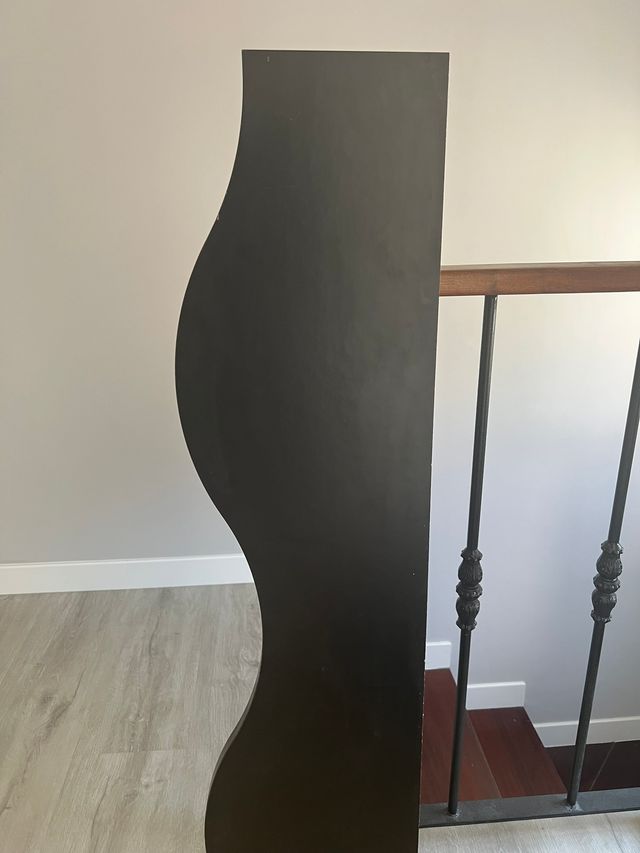 Scaffale LACK di IKEA con bordo ondulato