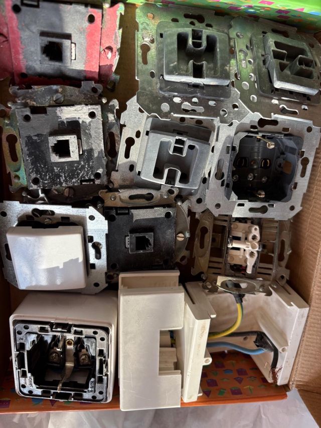 Marcos, interruptores y enchufes