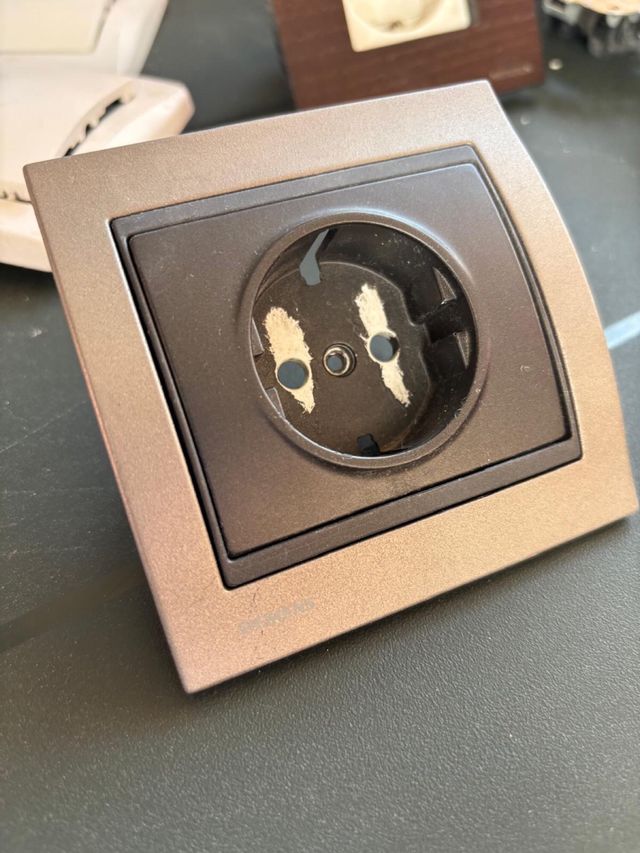 Interruptores y enchufe Siemens Gris/ocre