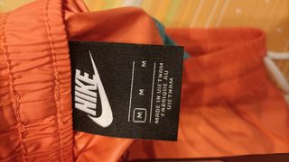 Pantalón corto NIKE. Color naranja y verde agua/