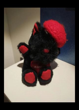 Peluche nero con berretto rosso