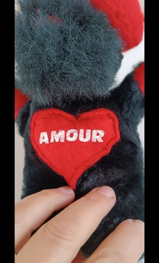 Peluche nero con berretto rosso