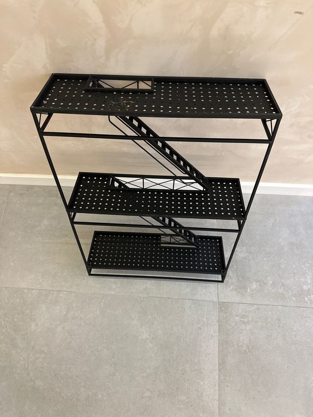 Estantería metálica negra