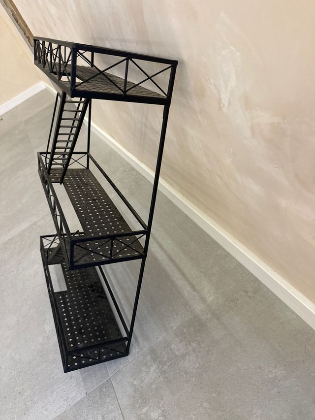 Estantería metálica negra