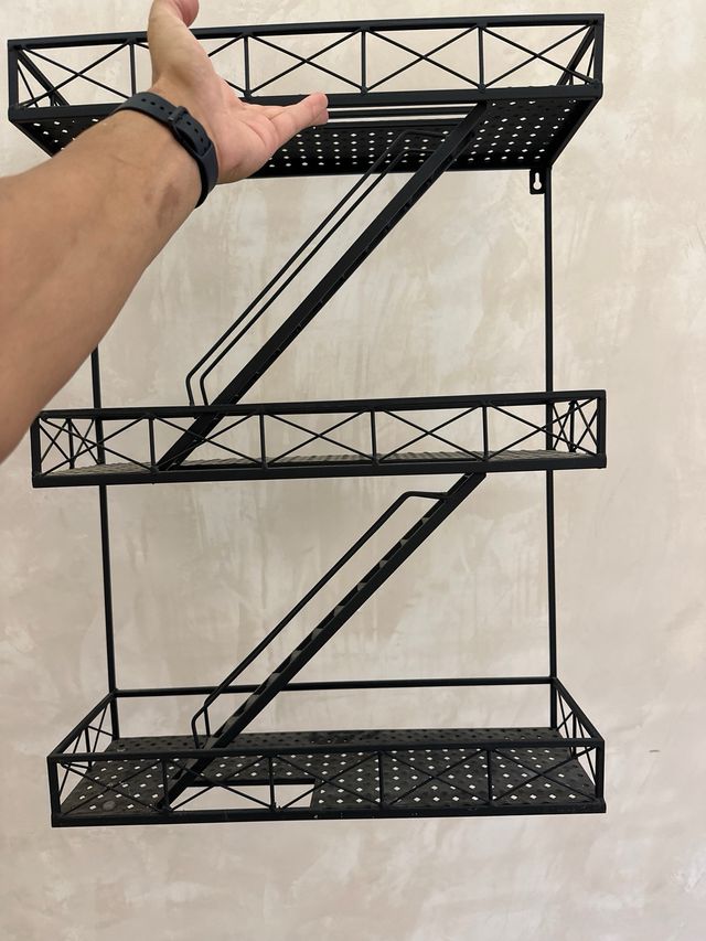 Estantería metálica negra
