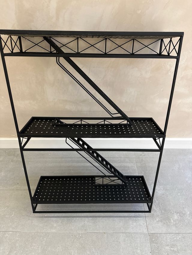 Estantería metálica negra