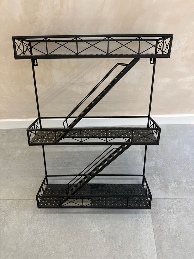 Estantería metálica negra