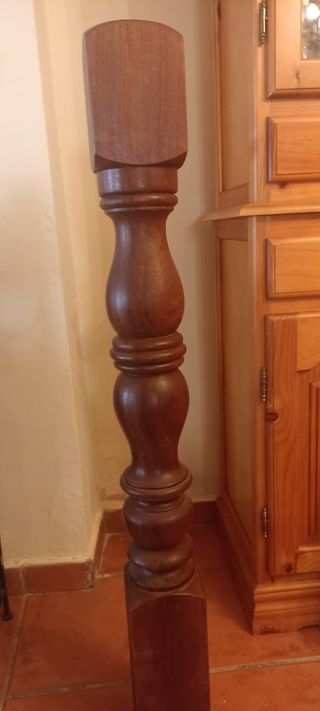 Principio balaustrada madera para escalera.
