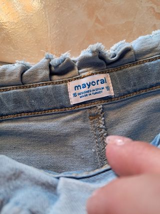 Shorts jeans bambina Mayoral. La taglia è una 16A