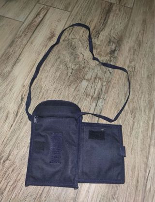 Portafoglio a tracolla nero e blu