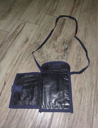 Portafoglio a tracolla nero e blu