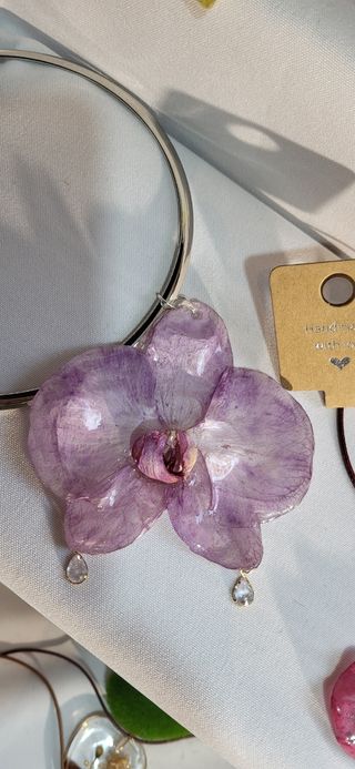 Orquídea natural morada encapsulada en resina