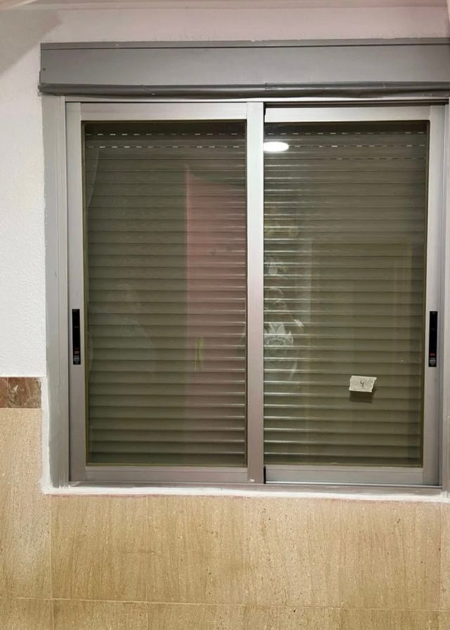 4 unidades Ventana aluminio corredera con persiana