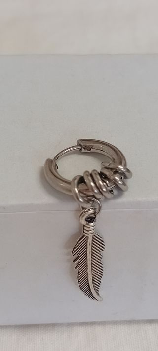 Penfientes con chrams de aro y pluma