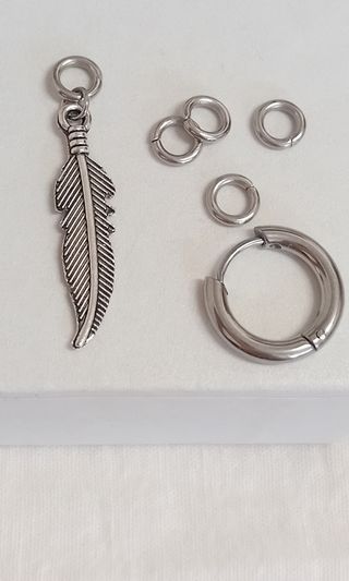 Penfientes con chrams de aro y pluma