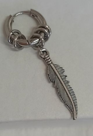 Penfientes con chrams de aro y pluma