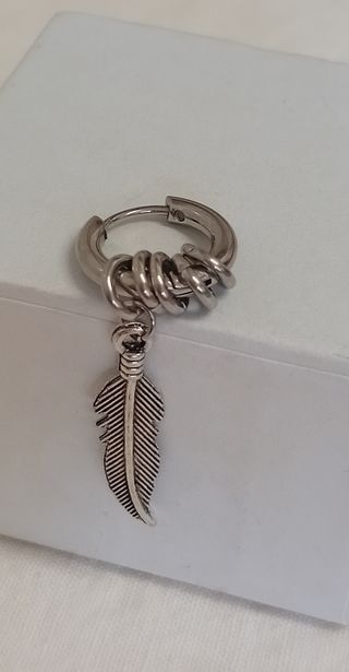 Penfientes con chrams de aro y pluma