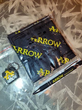 Kit Arrow: scaldacollo, portachiavi e penna