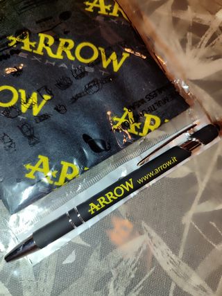 Kit Arrow: scaldacollo, portachiavi e penna