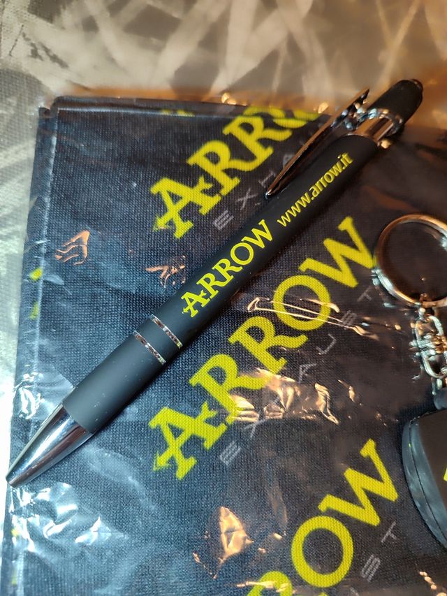 Kit Arrow: scaldacollo, portachiavi e penna