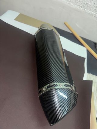 Silenciador deportivo con acabado en fibra de carb
