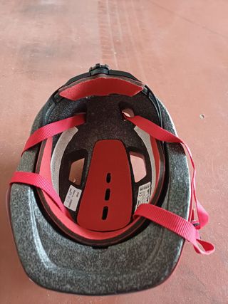 Casco rosso per bambina