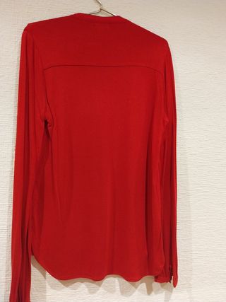 Blusa roja manga larga
