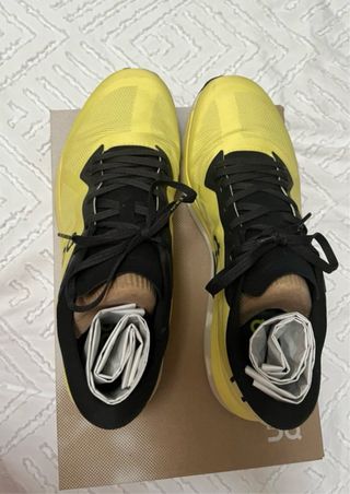 Zapatillas On Running - amarillas y negras