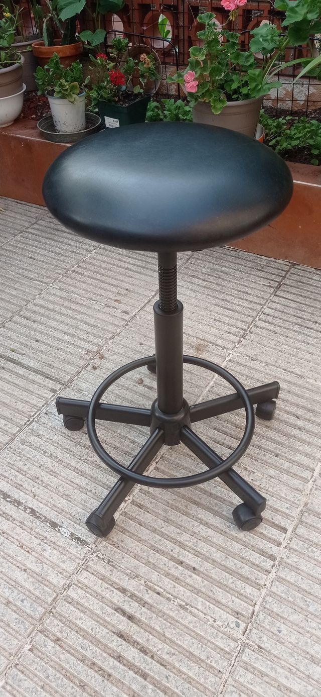 Taburete regulable negro