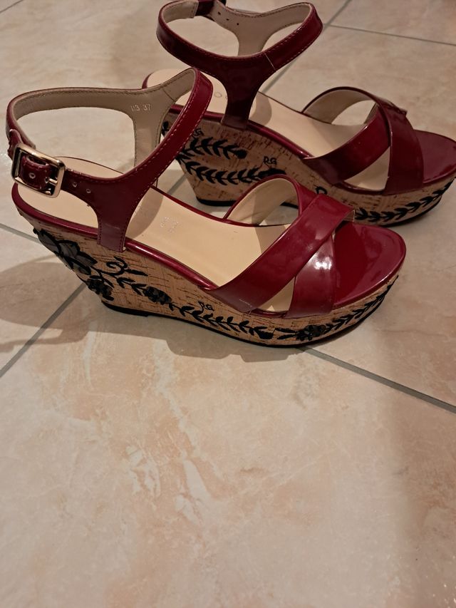 Sandali con zeppa ricamata Nr 37