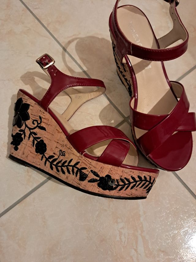 Sandali con zeppa ricamata Nr 37