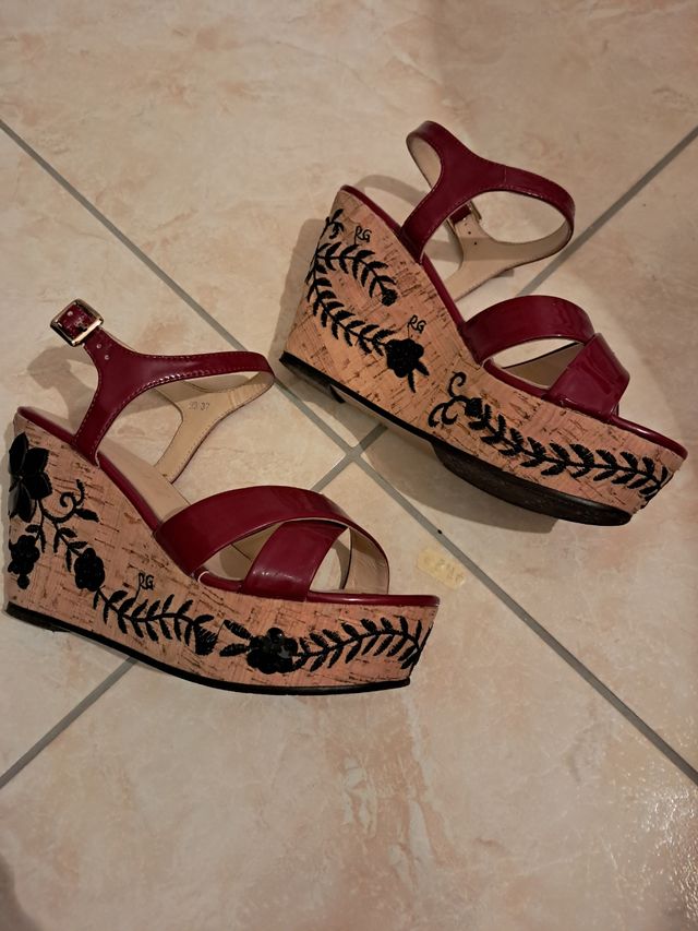 Sandali con zeppa ricamata Nr 37