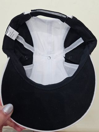 Cappellino Lotus bianco e nero