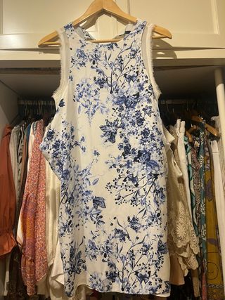 vestido de playa floral azul y blanca