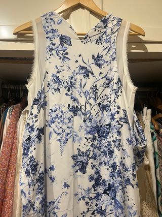 vestido de playa floral azul y blanca