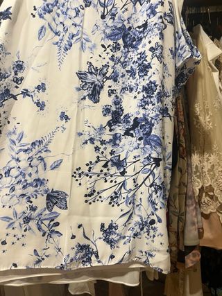 vestido de playa floral azul y blanca