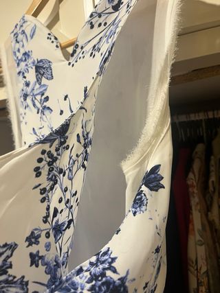 vestido de playa floral azul y blanca