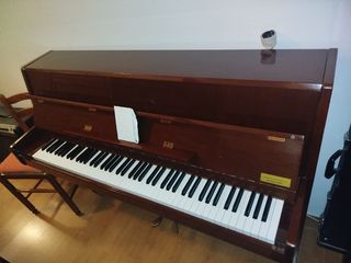 Piano Kawai marrón vertical + banco