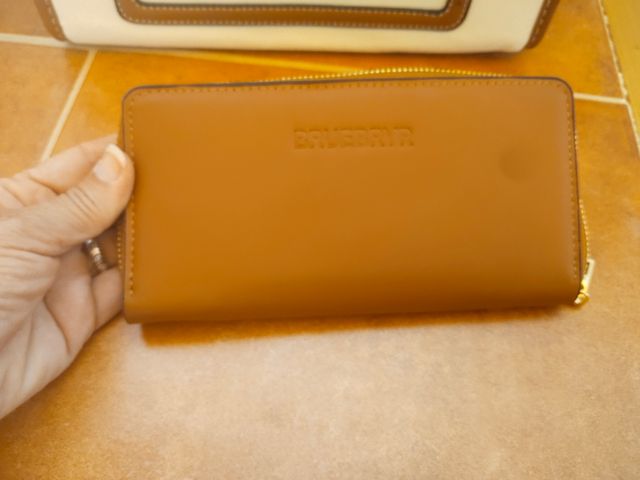 Bolso  beige y marrón y cartera marrón