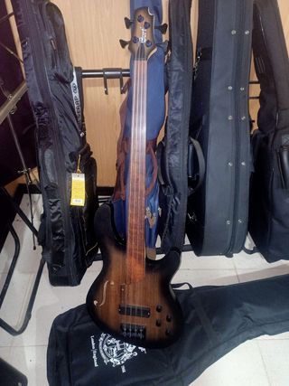 Bajo Cort B4FL, 4
 cuerdas marrón