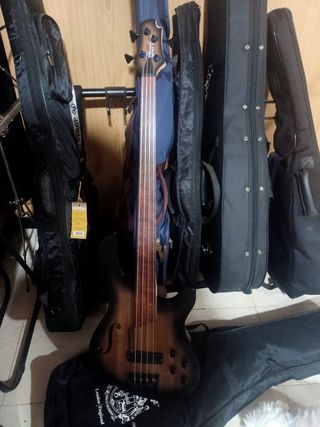 Bajo Cort B4FL, 4
 cuerdas marrón